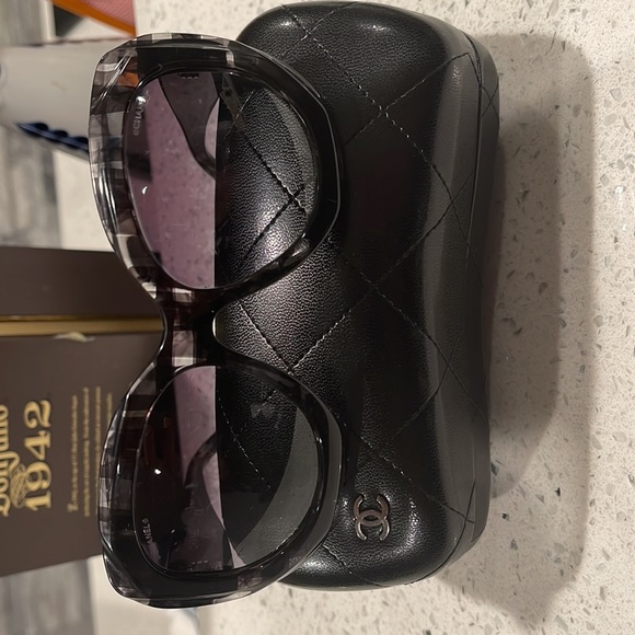 CHANEL SUNGLASSES - Picture 7 of 11